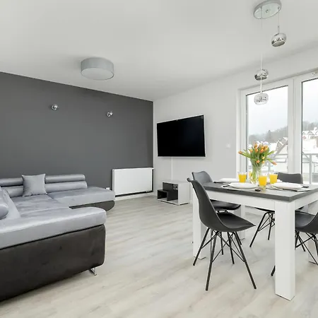 One-bedroom With Parking, & Gym In By Renters 자코파네