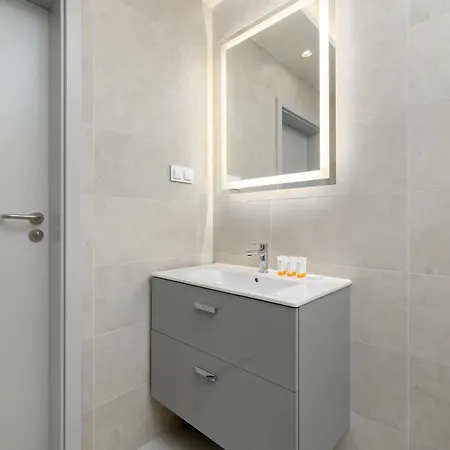 One-bedroom With Parking, & Gym In By Renters