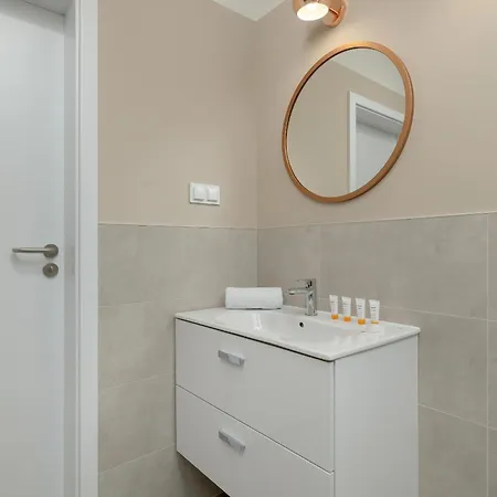 One-bedroom With Parking, & Gym In By Renters 아파트호텔 *