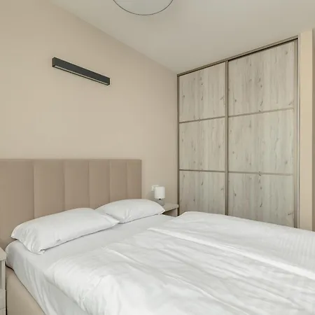 One-bedroom With Parking, & Gym In By Renters 아파트호텔 자코파네