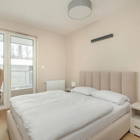 One-bedroom With Parking, & Gym In By Renters 자코파네