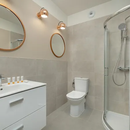 One-bedroom With Parking, & Gym In By Renters