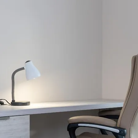 One-bedroom With Parking, & Gym In By Renters * 자코파네