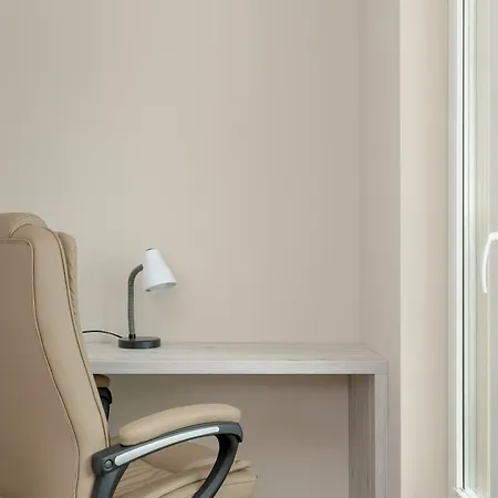 One-bedroom With Parking, & Gym In By Renters 자코파네