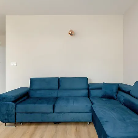 One-bedroom With Parking, & Gym In By Renters 자코파네